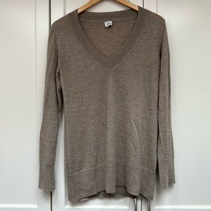 Iris & Ink V-neck Featherweight Cashmere Sweater Women’s Medium